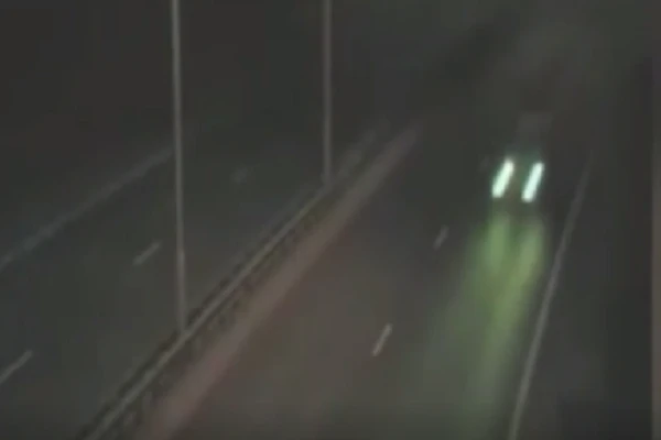 Video: Kỳ bí sinh vật ngoài hành tinh chặn đầu ôtô và biến mất trong bóng đêm
