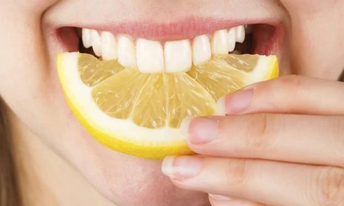 Video: Bí quyết giúp hàm răng trắng như sứ với chỉ 1 quả chanh