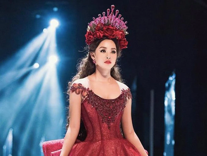 Video: Hoa hậu Tiểu Vy sải bước catwalk như người mẫu chuyên nghiệp