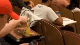 Video: Nam sinh rán trứng ngay trong giảng đường bất chấp lời khuyên của giáo sư