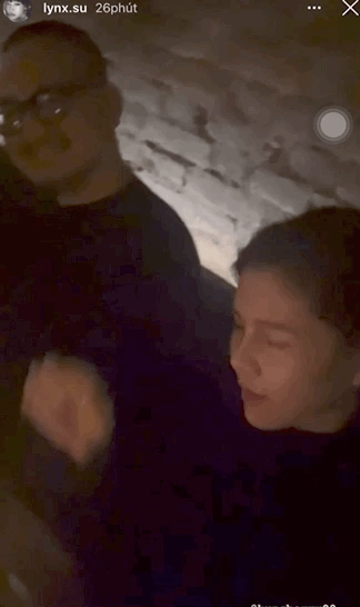 MC Thu Hoai va ong xa phat cau luong truoc mat ban be hau dam cuoi