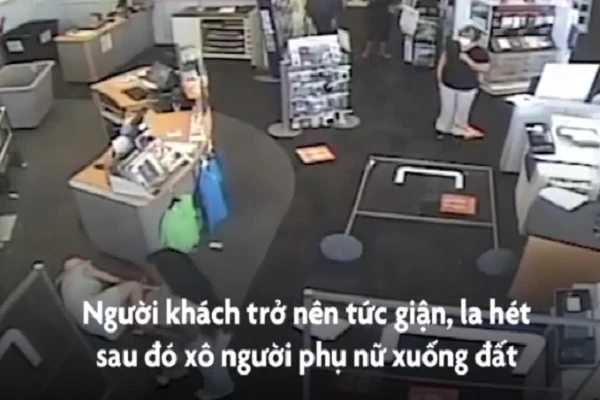 Video: Bị xô ngã gãy chân vì nhắc khách đeo khẩu trang ở Mỹ