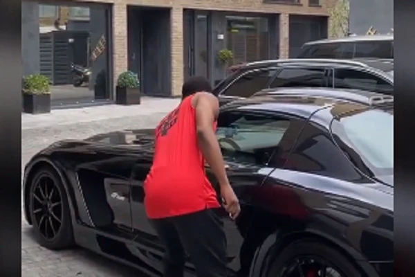 Video: Cựu sao MU lái siêu xe chế giễu Liverpool