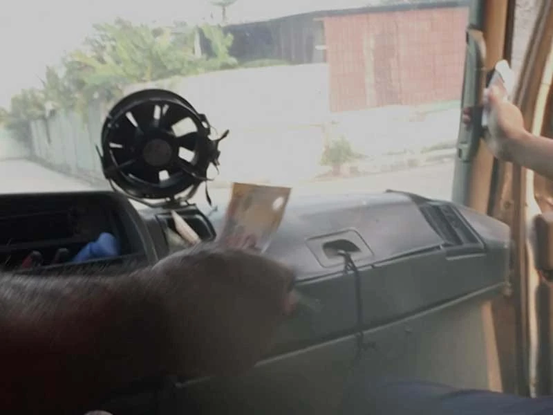 Video: Đăng kiểm viên ngã giá với tài xế xe cũ nát, quá tải trọng