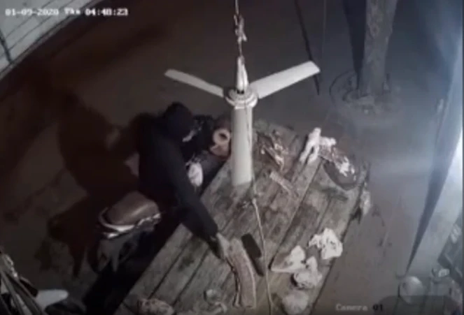 Video: Trộm thịt heo "nhanh như chớp" rồi phóng xe tẩu thoát