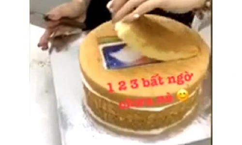 Xôn xao clip cô gái Việt giấu iPhoneX trong bánh tặng bạn trai