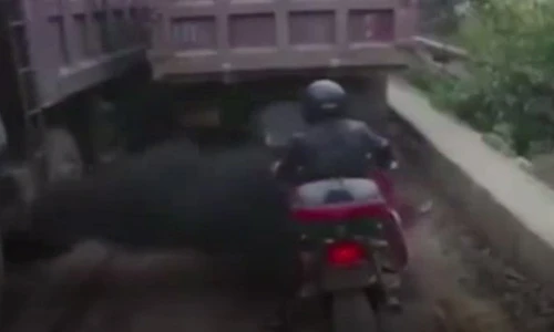 Video: Bon chen giữa 2 xe tải và cái kết "đen xì" cho anh tài xe máy