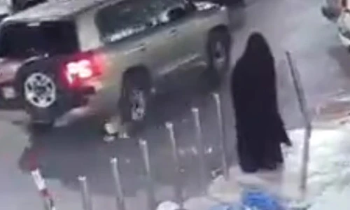 Video: Ô tô cán cả hai bánh lên người bé trai 3 tuổi