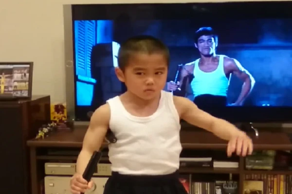 Video: Cậu bé múa côn nhị khúc điêu luyện như Lý Tiểu Long