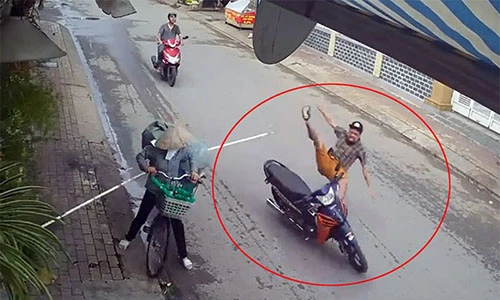 Video: Kết đau đớn cho thanh niên đi xe máy khi chạm trán "ninja" đồng nát