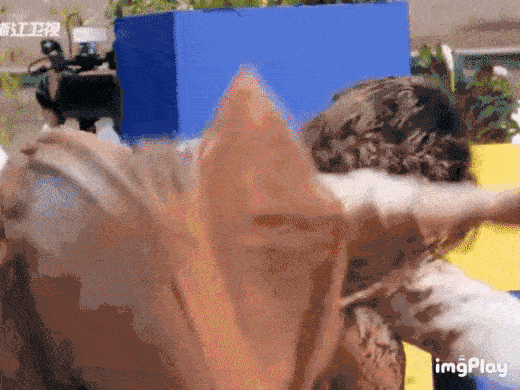 Hau scandal bi hau boi nho bun vao mat, Angelababy van phai xuong nuoc-Hinh-2