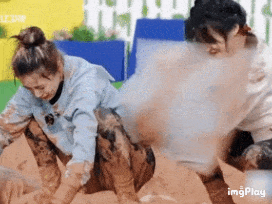 Hau scandal bi hau boi nho bun vao mat, Angelababy van phai xuong nuoc