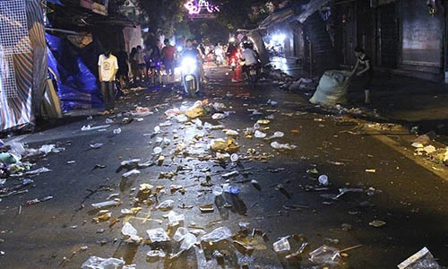 Video: Cảnh khó tin dưới mũi giày hotgirl lượn Trung thu phố cổ