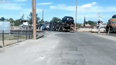 Video: Cảnh tàu hoả húc gãy đôi xe vận chuyển