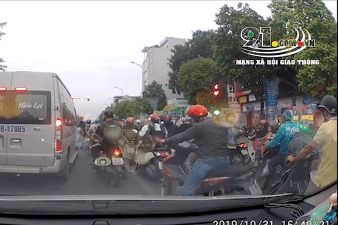 Video: Phẫn nộ kẻ biến thái sàm sỡ cô gái phát tờ rơi giữa ban ngày