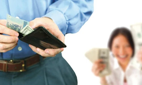 Video: Nộp lương cho vợ: Người giữ tiền sướng hay khổ?