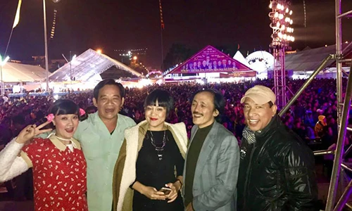 Khóc cười với cảnh đi diễn tỉnh của dàn sao Việt