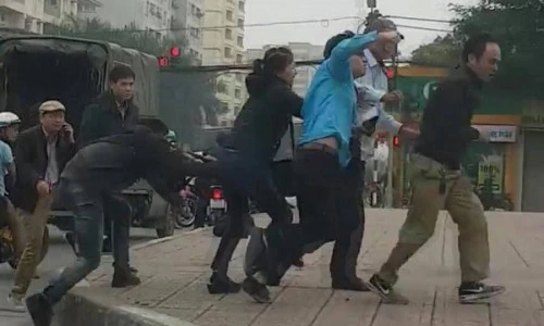 Video: Nhân viên xe buýt cầm gạch đánh tài xế xe tải