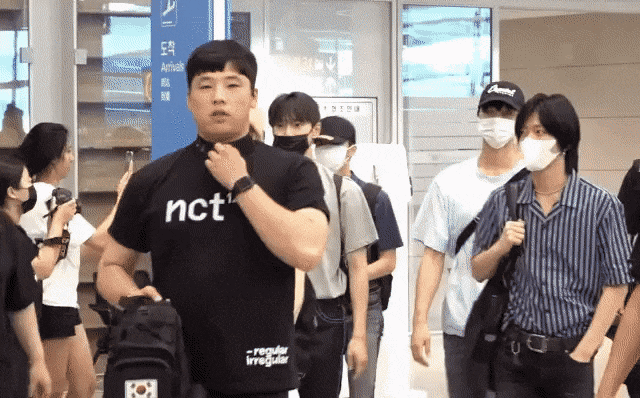 Vi sao ve si phai mang theo o khi di canh nguoi noi tieng?-Hinh-14