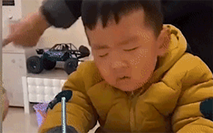 Cười xỉu với biểu cảm gật gù của cậu bé trong lớp học - Hình 2 Cuoi xiu voi bieu cam gat gu cua cau be trong lop hoc-Hinh-2