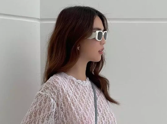 7749 lần Ngọc Trinh bị miếng dán ngực "phản chủ"