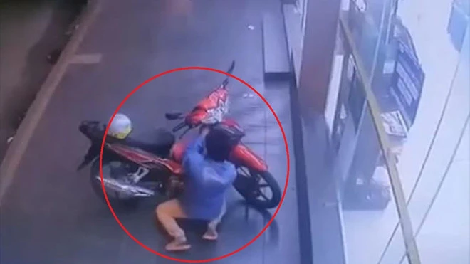 Video: Trộm bẻ khóa, lấy xe máy trong "một nốt nhạc" ở Sài Gòn
