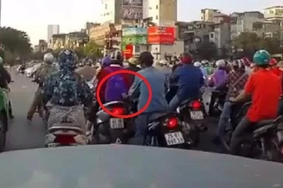 Video: "Soái ca" ô tô bóp còi cảnh báo cô gái bị móc túi