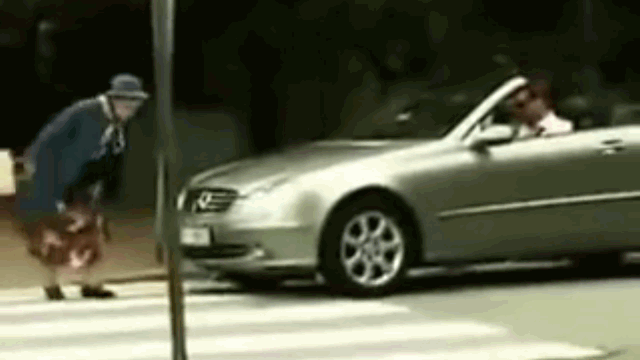 Video: Bị bấm còi khi sang đường, cụ bà đập ô tô bung túi khí