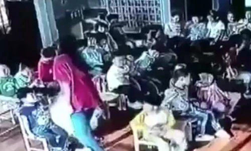 Video: Cô giáo kéo lê bé gái 5 tuổi, đập đầu vào tủ
