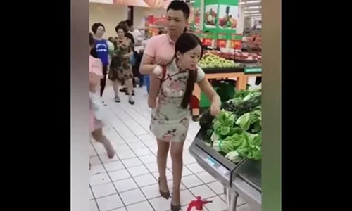 Video: Vợ cụt tay cõng chồng khuyết tật “đi khắp thế gian“