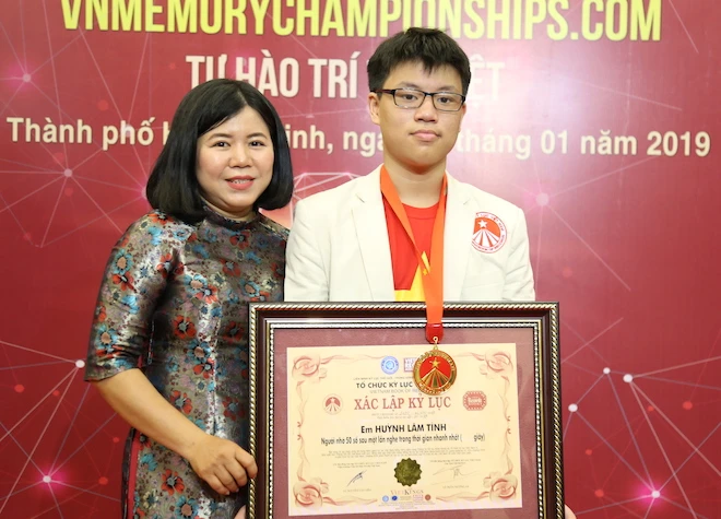 Video: Kinh ngạc “thần đồng” chỉ nghe và đọc lại ngay dãy chữ số dài ngoằng