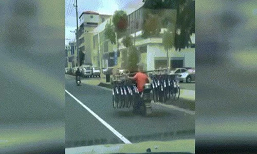 Video: Người vận chuyển phiên bản Trung Quốc như diễn xiếc giữa đường