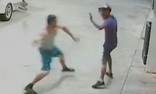 Video: Không cho tiền còn đánh dã man người ăn xin Mỹ dẫn đến chết