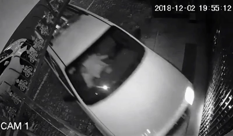 Video: "Ô tô ma" tông vào nhà dân rồi tháo chạy như một cơn gió