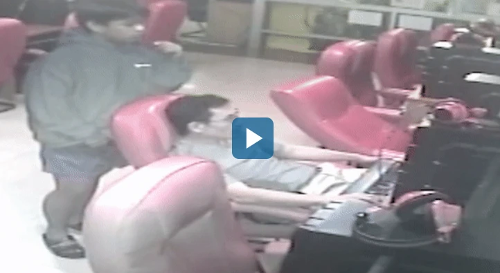 Video : Tên cướp cầm dao đe dọa người chơi game