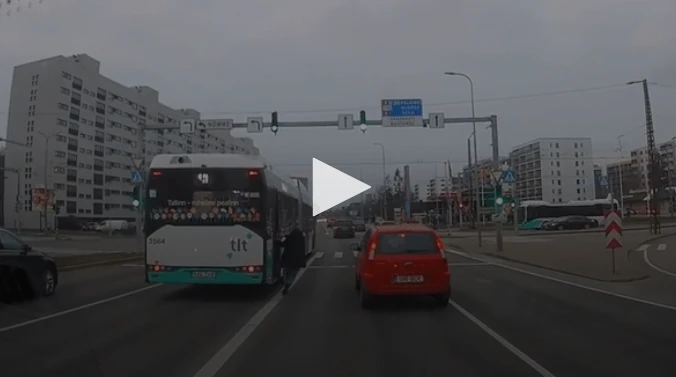 Video : Kẹp chân vào cửa, người đàn ông bị xe buýt kéo lê