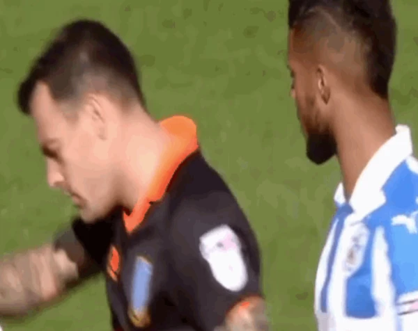 Video : Cầu thủ thản nhiên đọc trộm chiến thuật của đối thủ