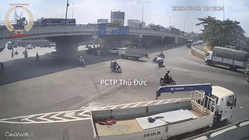 Video: Đi khám bệnh, tài xế nữ bị xe tải cán qua người tử vong