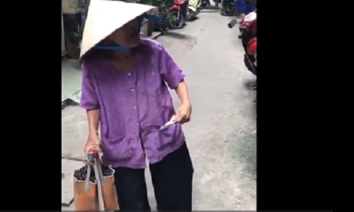 Video: Bà cụ 84 tuổi bán vé số nói tiếng Anh như gió