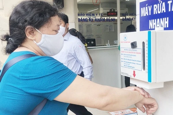 Y bác sĩ chế máy rửa tay tự động 'cây nhà lá vườn'