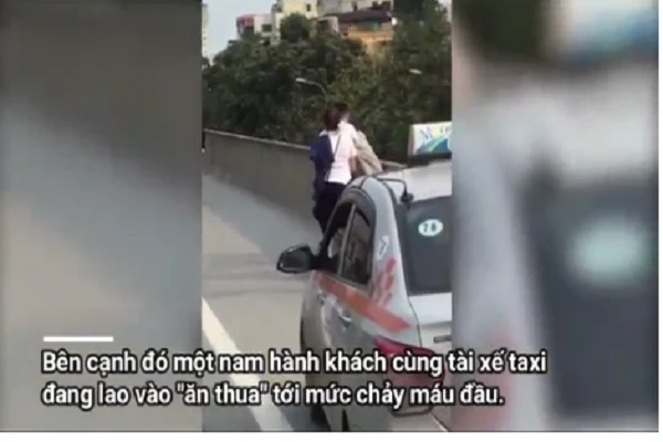 Video: Tài xế taxi và nam hành khách đánh nhau chảy máu đầu