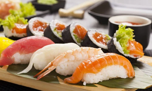 Video: Sushi ăn kèm nước sốt đặc biệt ở Chicago