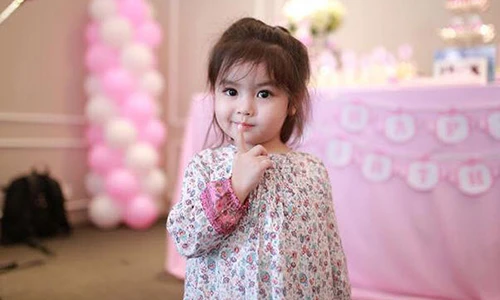 Cô nhóc 3 tuổi chớp mắt thôi cũng khiến thế giới "chao đảo"