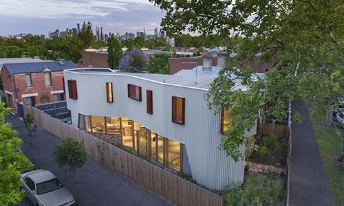 Chuồng ngựa cũ biến thành ngôi nhà uốn cong tiện nghi