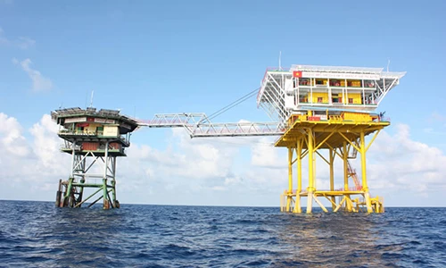 Video: Nhà giàn DK1 “ưỡn ngực” trước bão Kai-tak