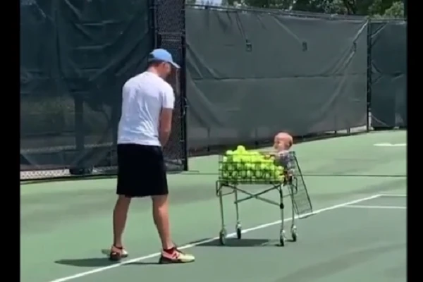 Video: 7 triệu lượt xem cậu bé 1 tuổi tập luyện cùng bố