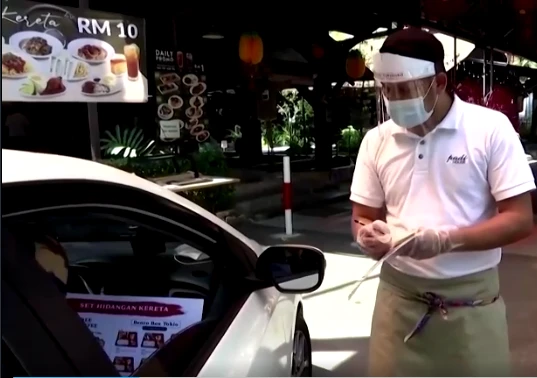 Video: Nhà hàng phục vụ bữa ăn ngay trong xe hơi