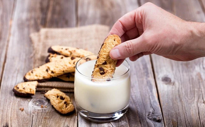 Video: Vì sao nhiều người thích ăn bánh quy chấm sữa?