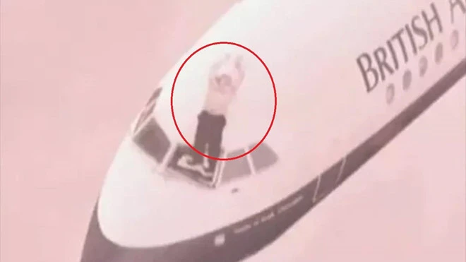 Video: Phi công sống sót sau khi bị hút khỏi buồng lái ở độ cao hơn 5.000 m
