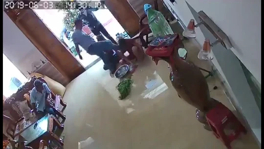 Video: Nhóm côn đồ xông vào nhà đánh đập phụ nữ chấn thương sọ não